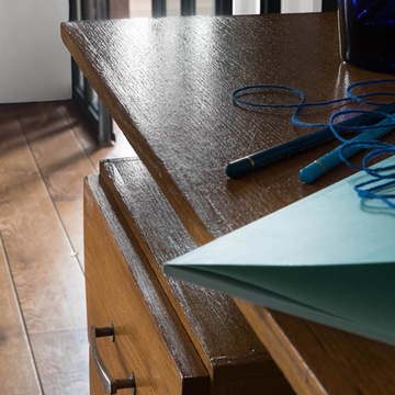 Ручка-ретушь Liberon для древесины ореха.