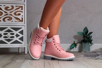 Зимние ботинки изолированные снежные ботинки