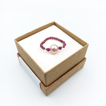 Duża perła i rubiny, pierścionek elastyczny na gumce