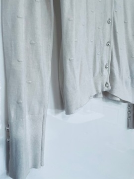 Orsay kremowy sweterek tłoczone kropki, perełkowe guziczki M