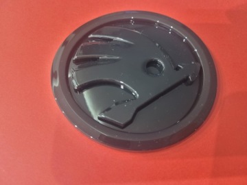 Логотип-эмблема для Skoda Kodiaq 100 мм Черный Глянцевый