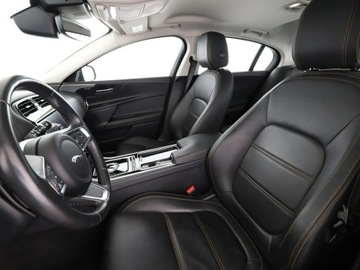 Jaguar XE Sedan 2.0 i4 180KM 2018 Jaguar XE niski przebieg skóra navi virtual, zdjęcie 12