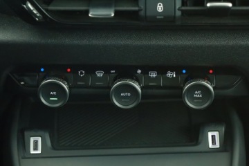 Citroen C4 III SUV 1.2 PureTech 130KM 2021 Citroen C4 1.2 PureTech, Salon Polska, zdjęcie 9