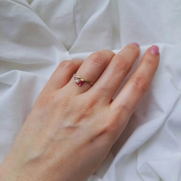 Złoty pierścionek liście różowo-rubinowe pr.333