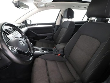 Volkswagen Passat B8 Variant 2.0 TDI BlueMotion SCR 190KM 2017 Volkswagen Passat 4x4 DSG panorama navi klima auto, zdjęcie 12