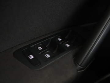 Volkswagen Golf VII Hatchback 3d Facelifting 1.0 TSI 85KM 2019 Volkswagen Golf klimatyzacja czujniki parkowania, zdjęcie 29