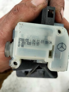 MERCEDES W245 VZPĚRA/TLAKOVAČ KRYT PALIVA A2038201997