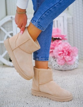 Бежевые снежные ботинки на платформе изолировали Saszki Basic 38