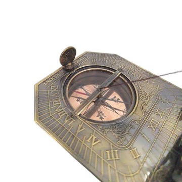 Ретро солнечные часы с компасом