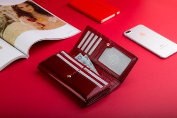 BETLEWSKI Skórzany portfel damski lakierowany błyszczący na karty ROYAL