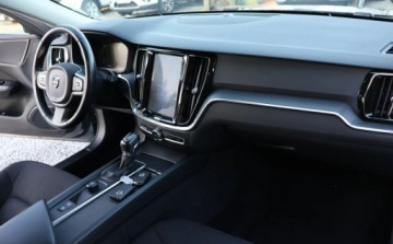 Volvo V60 II  Kombi 2.0 D3 150KM 2019 Volvo V60 NAVIGACJA, Grzane Fotele, Multifunkcja, Tempomat, Czujniki, Auto, zdjęcie 12