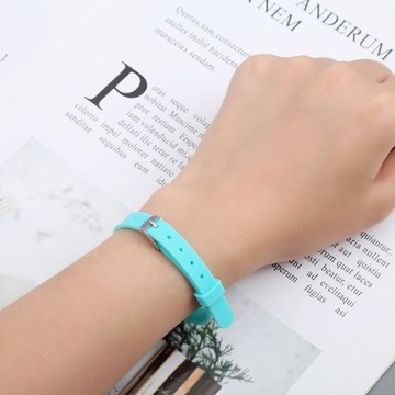 Женский браслет-резинка с застежкой и застежкой.