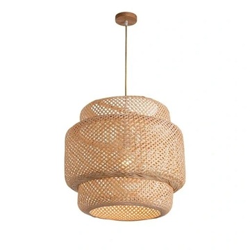 Wisząca lampa. Klosz lampy. Sala rattanowa