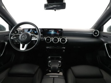 Mercedes Klasa A W177/V177 Hatchback 1.3 200 163KM 2018 Mercedes A 200 automat półskóra navi klima auto, zdjęcie 14