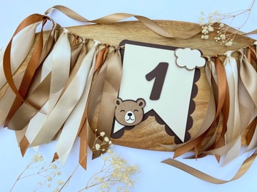 Вымпел-перетяжка на стул, гирлянда с номером - мишкой и лентами.