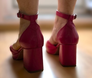 Skórzane różowe sandały na słupku Venus firmy SAWAY, rozmiar 38