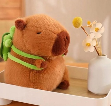 PLUSZOWA ZABAWKA KAPIBARA Z PLECAKIEM 25 CM Z PLUSZOWYM ŻÓŁWIEM PLUSZAK