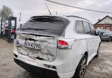 Mitsubishi Outlander III SUV 2.2 DOHC DI-D 150KM 2013 Mitsubishi Outlander 2013r, 2.3 DIESEL 4x4. Uszkodzony tyl i lekko przod., zdjęcie 3