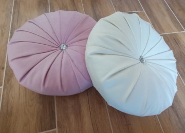 Декоративная подушка, круглая, бархат бежево-бежевого цвета.