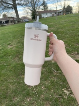 КРУЖКА ДЛЯ ВОДЫ STANLEY ПРОЧНАЯ С СОЛОМОЧНОЙ ЧАШКОЙ, ОХЛАЖДЕНИЕМ И ИЗОЛЯЦИЕЙ