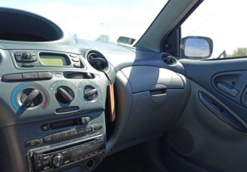 Toyota Yaris I 1.0 i 16V 68KM 2001 Toyota Yaris Toyota Yaris Benzyna 68KM, zdjęcie 9