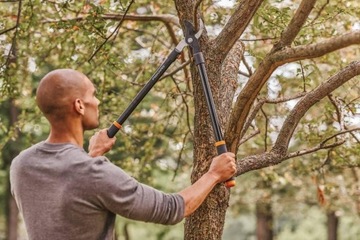 Телескопический триммер для живой изгороди Fiskars HS13.