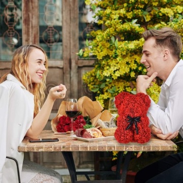 Мишка Тедди с лепестками роз в подарочной коробке ко Дню святого Валентина.