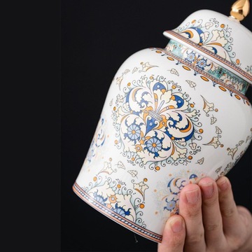 Красивая декоративная фарфоровая банка с глазурью.