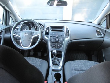 Opel Astra J Sports Tourer Facelifting 1.4 Turbo ECOTEC 140KM 2013 Opel Astra 2013 rok przebieg 85400km, zdjęcie 7