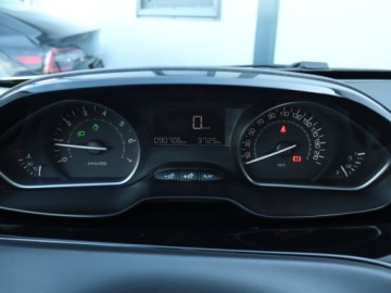 Peugeot 208 I Hatchback 5d Facelifting 1.2 PureTech 82KM 2017 Peugeot 208 1.2 PureTech, Salon Polska, zdjęcie 10