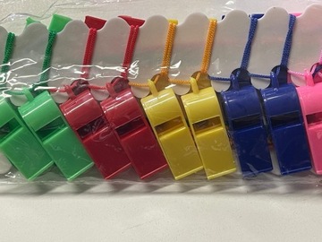 Пластиковый детский свисток на веревке, 1 шт.