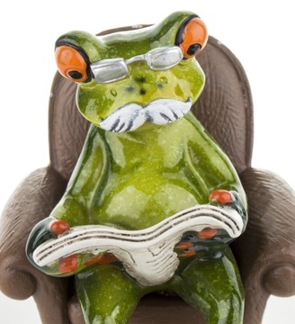 ФИГУРА ЛЯГУШКА ДЕДУШКА ЧИТАЕТ ГАЗЕТУ НА СТУЛЕ