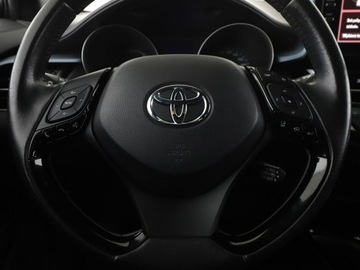 Toyota C-HR I Crossover Facelifting 1.8 Hybrid 122KM 2020 Toyota C-HR Hybryda Automat Kamera cofania, zdjęcie 20