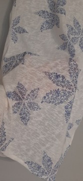 940. Woman biała bluzka w niebieskie kwiaty r 42