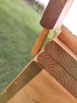 ДЕРЕВЯННАЯ ПЕСОЧНИЦА ПРОПИТАННАЯ, ЗАКРЫТАЯ, СКАМЬИ 120 Х 120 СМ, БЕСПЛАТНО