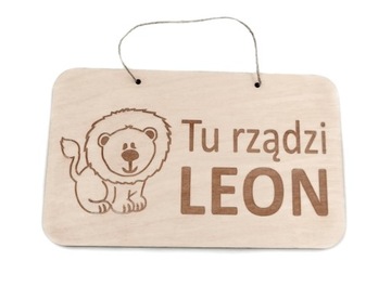 деревянная табличка на двери с названием «Комната Мильхала»