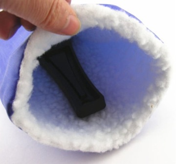 Скребок для окон с изолированной скребковой перчаткой.