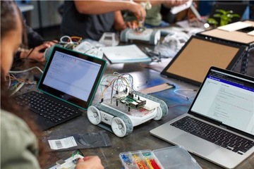 Sphero RVR, модифицированный робот с датчиками для обучения программированию.