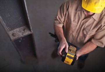 DYMO RHINO Лента виниловая 24мм 5,5м чёрная/белая