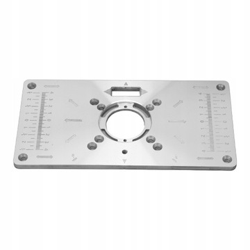 Алюминиевая пластина, вставленная в стол фрезерного станка для