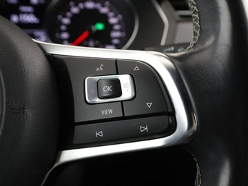 Volkswagen Passat B8 Variant 2.0 TDI BlueMotion SCR 150KM 2019 Volkswagen Passat DSG R-Line interior pack klima, zdjęcie 31