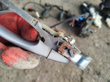 KLIKA DVEŘE PRAVÁ PŘEDNÍ STOJAN VW TOURAN FL 2006R