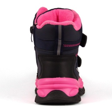 Снежные ботинки девушки изолировали зимню