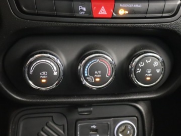Jeep Renegade SUV 1.6 E-TorQ 110KM 2017 Jeep Renegade 1.6 E-torQ, Klima, Tempomat, zdjęcie 17