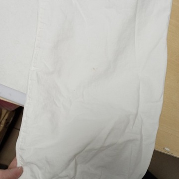 Pull&Bear Spodnie bojówki w kolorze złamanej bieli z zamkami M