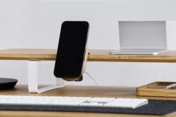 Держатель MagSafe для iPhone на деревянной полке
