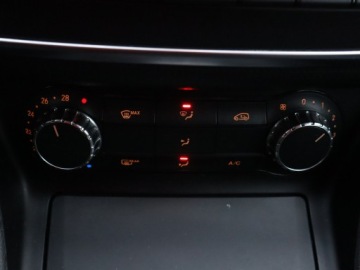 Mercedes Klasa A W176 Hatchback 5d 1.6 180 BlueEFFICIENCY 122KM 2013 Mercedes A A 180, Salon Polska, Skóra, Navi, zdjęcie 15