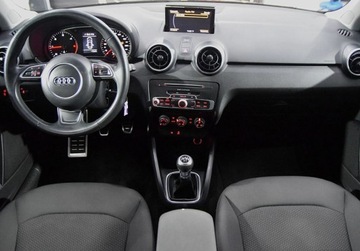Audi A1 I Sportback 5d Facelifting 1.4 TDI ultra 90KM 2015 Audi A1 Sportback S line _ Alu 17 _ Czujniki parkowania _ 5 drzwi 1.4 90KM, zdjęcie 4