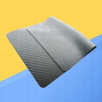 Приборная панель автомобиля с противоскользящим ковриком