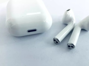 9. БЕЛЫЕ НАУШНИКИ С ПОДСВЕТКОЙ TWS